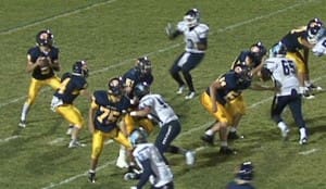 FB - BND - QB Chase Lettenmaier drops back to pass 101615